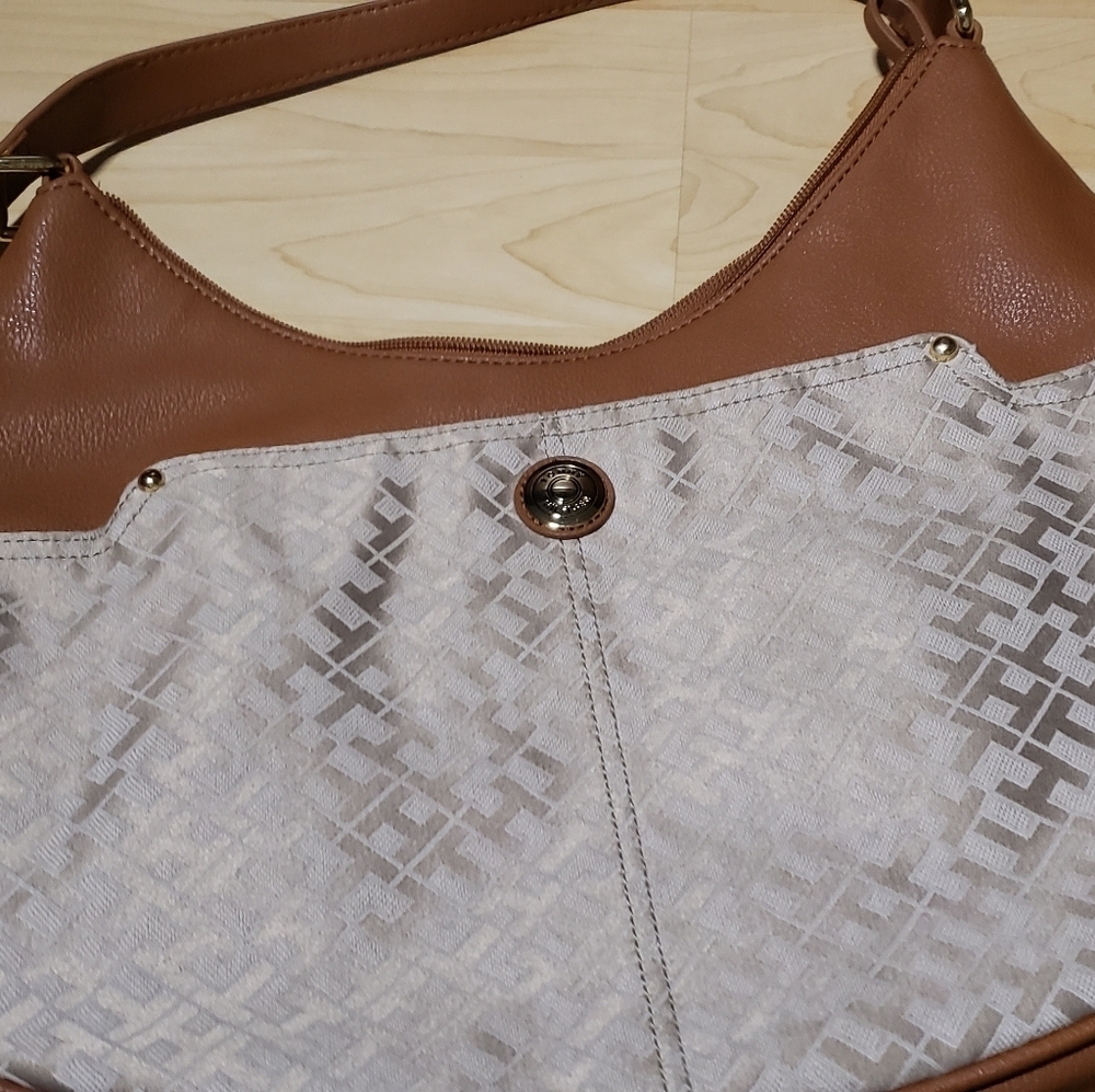 NWOT Tommy Hilfiger Hobo Signature Bag.